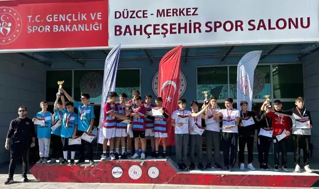 Düzce'de Okul Sporları Kros Müsabakaları Düzenlendi