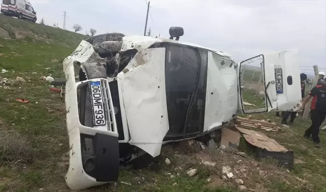 Nevşehir'de Hafif Ticari Araç Devrildi, 3 Yaralı