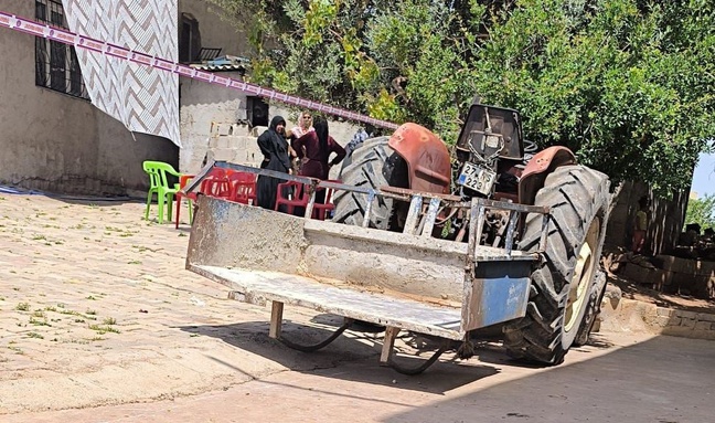 Traktörle oynayan 2 yaşındaki çocuk, 1 yaşındaki kuzenini ezdi