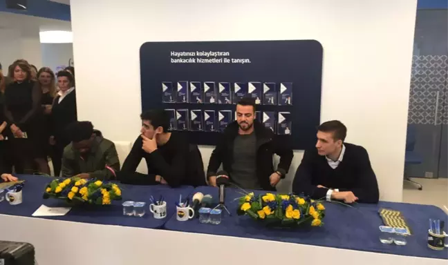 Fenerbahçe'nin Yıldızları Imza Verdi
