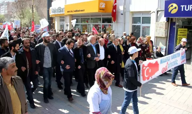 Kütahya'da Türkiye Gençlik Vakfı Üyesi Gençlerden 'Evet' Yürüyüşü