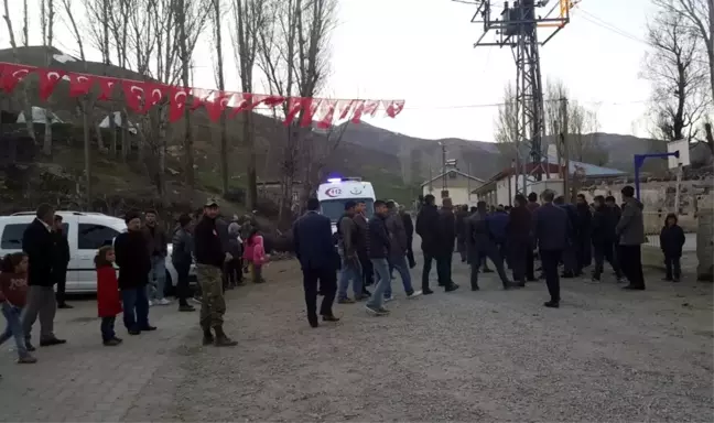 Şehidin Tatvan'daki Köyü Bayraklarla Donatıldı