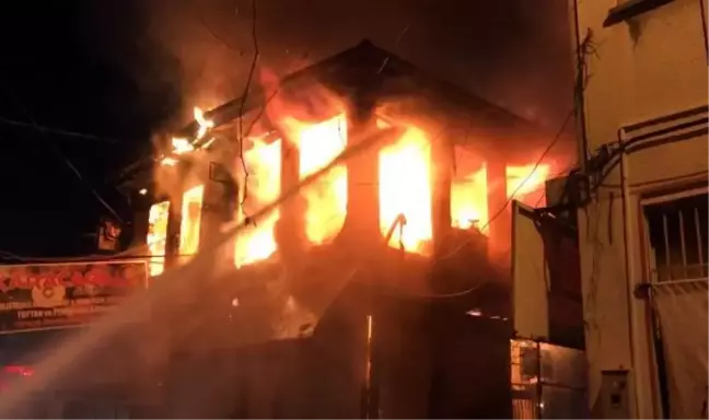 Bolvadin'de 10 iş yerinin yandığı yangında büyük çapta maddi zarar meydana geldi