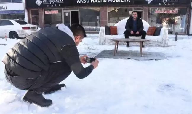 Sivas'ta mobilyacı, kardan koltuk yaptı