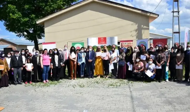 Vali Hüseyin Öner, arıcılık kursunu tamamlayan kadınlara belge dağıttı