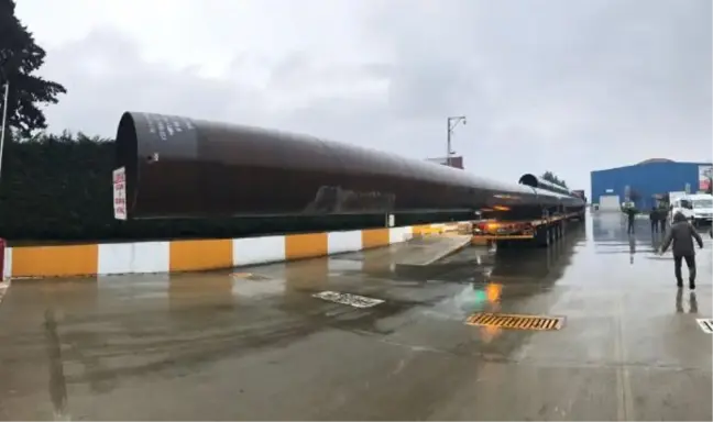 İşçi servisi, TIR'ın taşıdığı boruya çarptı: 9 yaralı