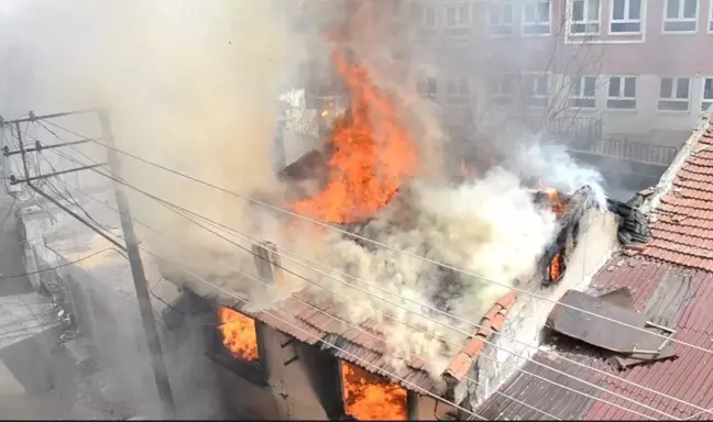 Son dakika haber... Yıkım kararı verilen metruk ev alev topuna döndü