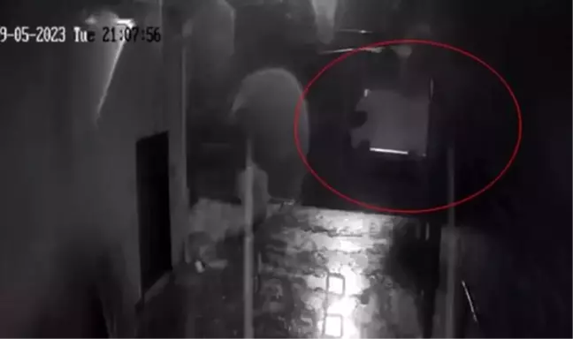 MASKO Mobilyacılar Sitesi'nde istinat duvarı çöktü, kamyonun üzerine yıkıldı