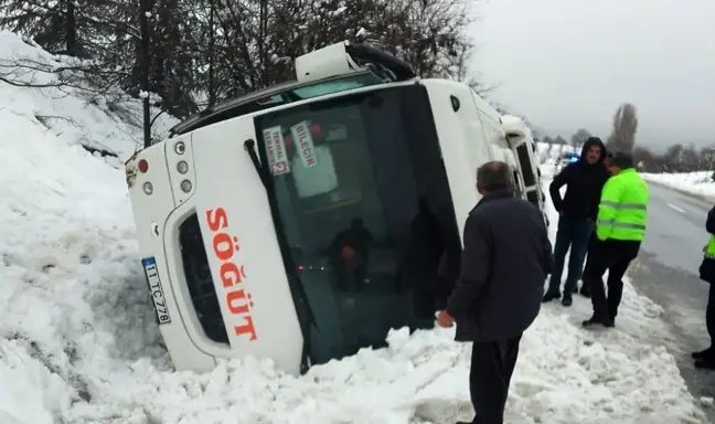 Bilecik'te işçi servisi devrildi, 1 kişi yaralandı