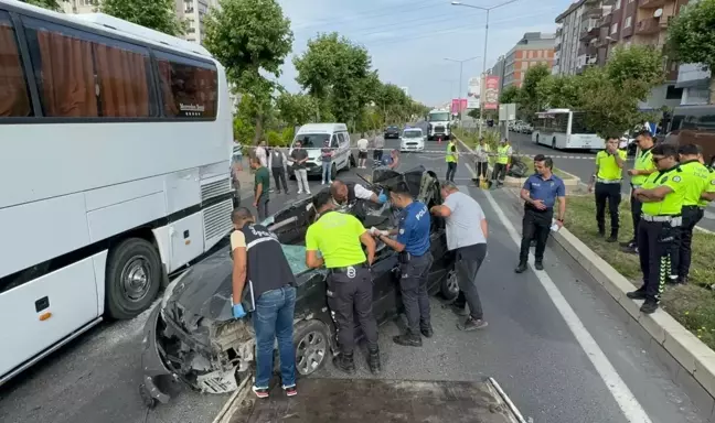 Çorlu'da otobüse çarpan otomobilin sürücüsü ağır yaralandı