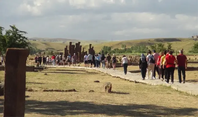 'Sakin Şehir' Ahlat'ı ayda 20 bin kişi ziyaret ediyor