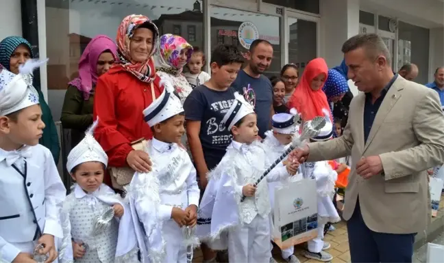 Başkan Acar, sünnet olacak çocukları sevindirdi