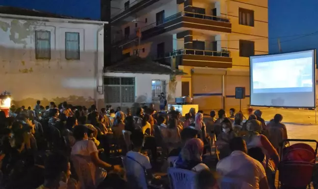 Akhisar'da açık hava sinema akşamları başladı
