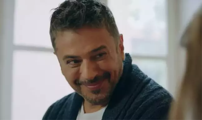 Kırmızı Oda Emre Altuğ kimdir, hangi karakteri canlandırıyor? Emre Altuğ kimdir, kaç yaşında, aslen nereli? Oynadığı diziler neler?