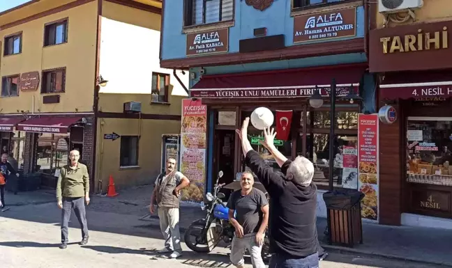 Cadde kapatma uygulamasını top oynayarak protesto ettiler