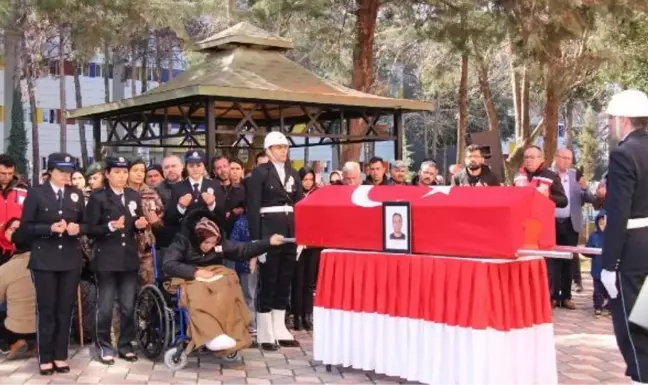 Depremde kaybettiği 3 oğlunun yanına, enkazdan çıkarılan polis eşini de toprağa verdi