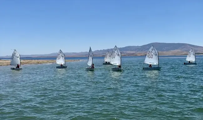 Hirfanlı Baraj Gölü Optimist Yelken Yarışları Başladı