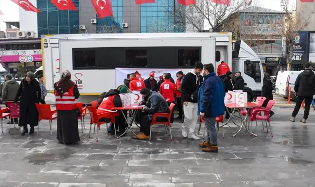 Van'da Vatandaşlar Türk Kızılay Kampanyasına Destek İçin Kan Bağışında Bulundu