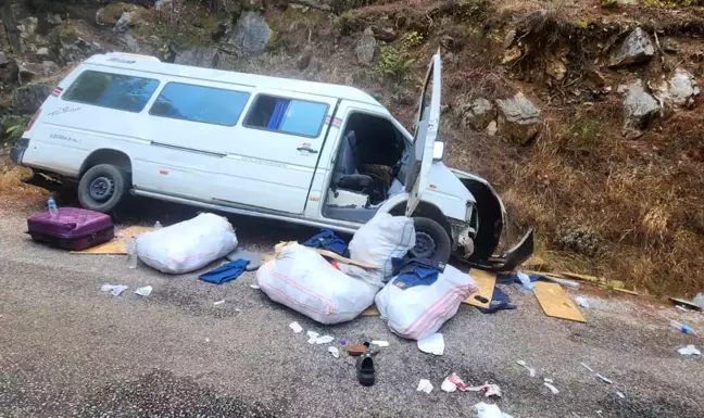 Alanya'da freni boşalan minibüs kaza yaptı: 6 yaralı