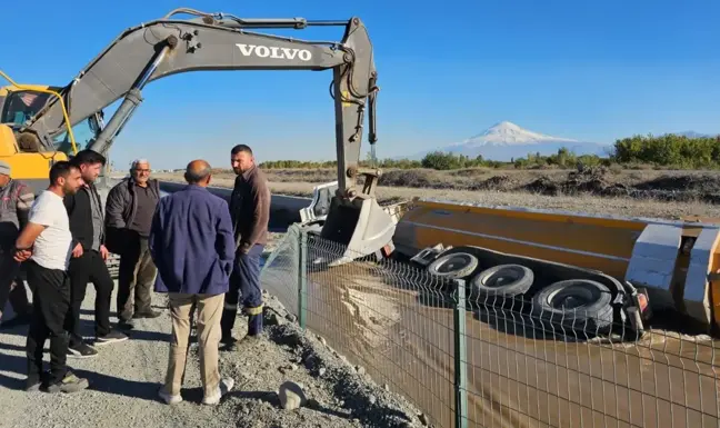 Iğdır'da Hafriyat Kamyonu Su Kanalına Devrildi