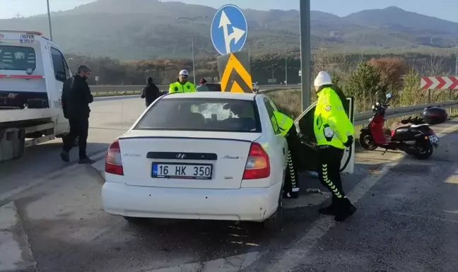 Orhangazi'de Bariyere Çarpan Otomobilde İki Kişi Yaralandı