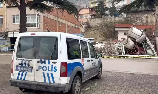 Eğirdir'de Çöken Bina Paniğe Neden Oldu