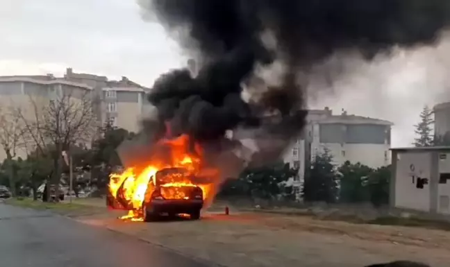 Tekirdağ'da Otomobil Yangını: Araç Kullanılamaz Hale Geldi