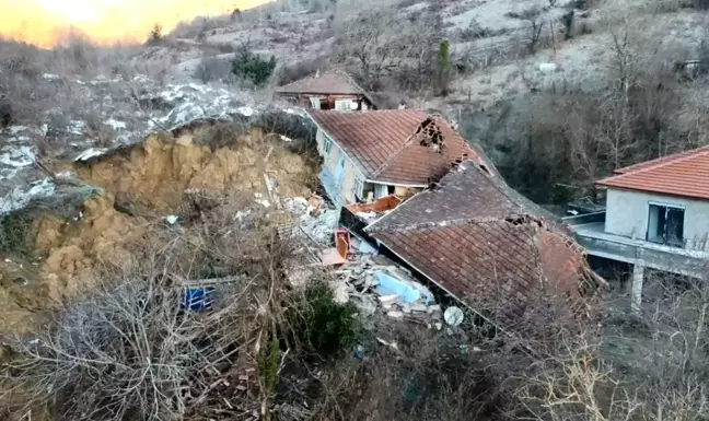 Sinop'ta Heyelan: 3 Ev ve 1 Ahır Enkaz Haline Geldi, 4 Kişi Kurtarıldı