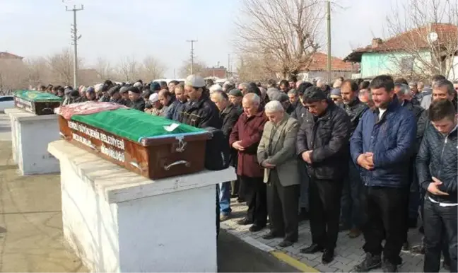 Şizofren Komşunun Öldürdüğü Çift Toprağa Verildi