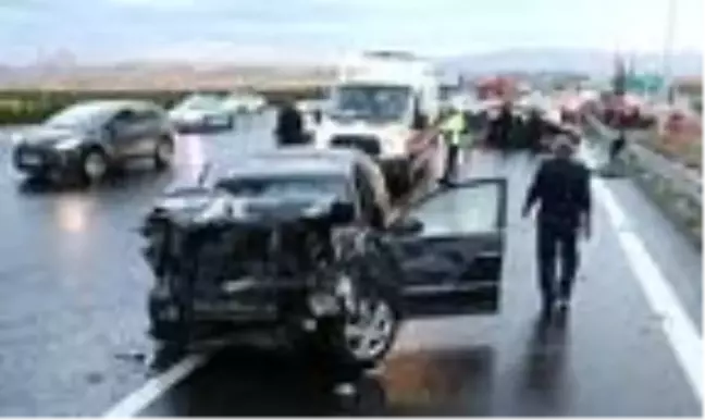 Otomobil, park halindeki otomobile çarptı: 5 yaralı