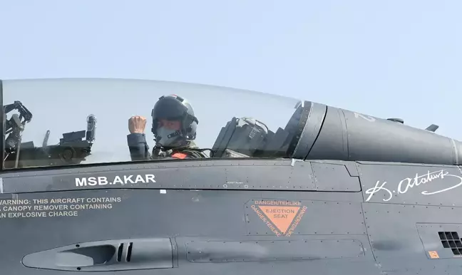 Bakan Akar'dan Yunanistan'a F-16'lı mesaj! Ege semalarında gövde gösterisi yaptı