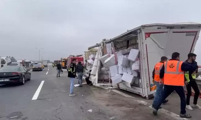 Tem Otoyolu Silivri Selimpaşa Mevkii'nde malzeme yüklü tır devrildi