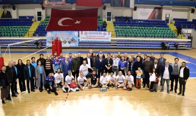 Kütahya'da Eğitim-Bir-Sen tarafından düzenlenen voleybol turnuvasında şampiyon belli oldu