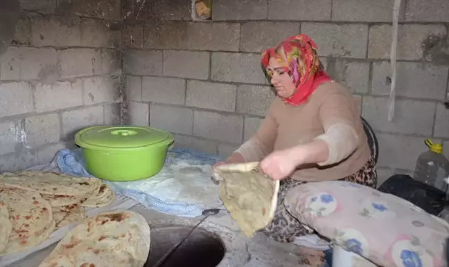 Muşlu Kadınlar Ramazan Hazırlıkları İçin Tandırda Ekmek Pişiriyor