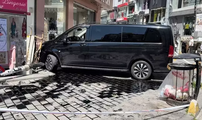 Fatih'te Minibüs Kazası: Yayalar Son Anda Kurtuldu