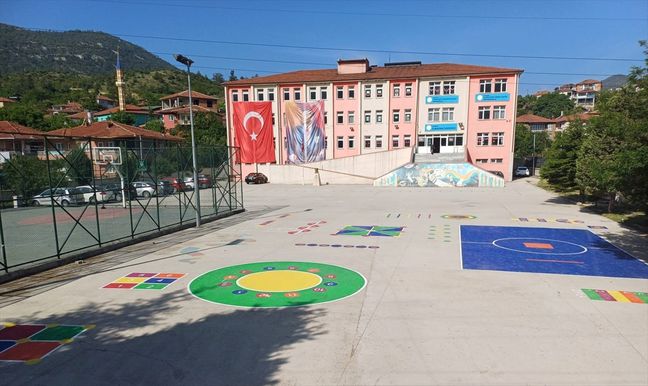 Karabük'te Okul Bahçelerinde Geleneksel Çocuk Oyunları Alanları Boyandı