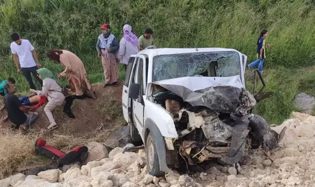 Suruç'ta Yolcu Minibüsü ile Hafif Ticari Araç Çarpıştı: 1 Ölü, 8 Yaralı