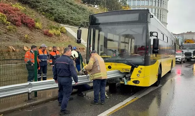 Kadıköy'de İETT Otobüsü Bariyerlere Saplandı