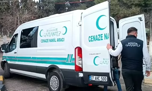 Gaziantep'te Yol Kavşağında Genç Kız Hayatını Kaybetti