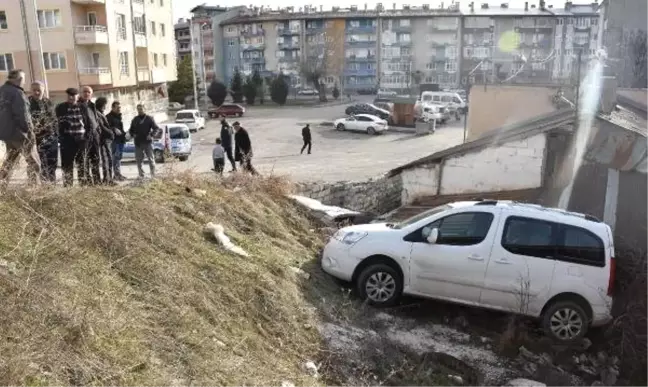 Hafif Ticari Araç, Evin Bahçesine Uçtu; Sürücü Bulunamadı