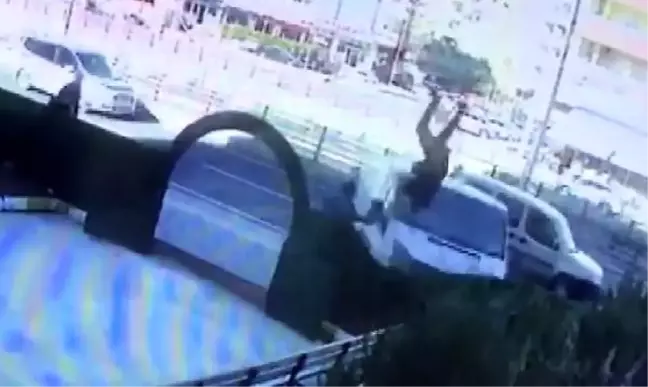 Minibüs kaldırımda yürüyen 2 kişiye çarpıp, etüt merkezi bahçesine girdi