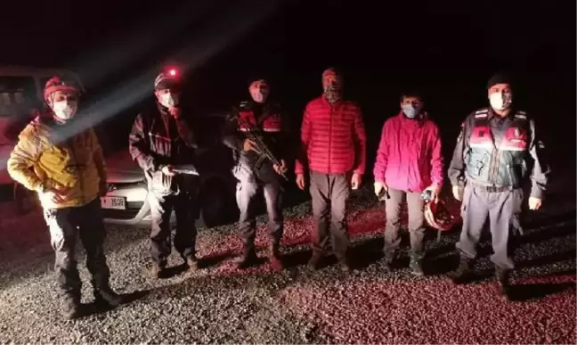Yürüyüşe çıktıkları dağlık alanda kaybolan ikiliyi, jandarma kurtardı