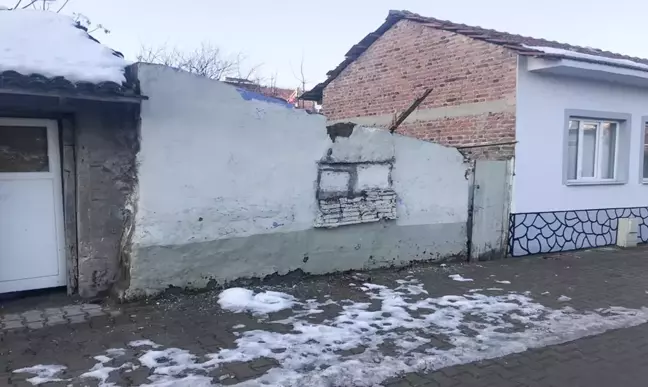 Karacabey'de tehlike oluşturan metruk binalar bir bir yıkılıyor