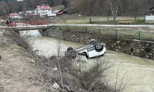 Bolu'da otomobilin Abant Deresi'ne devrilmesi sonucu 2'si çocuk 4 kişi yaralandı