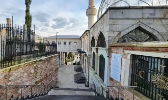 Aziz Mahmut Hüdayi Türbesi nerede? Aziz Mahmut Hüdayi Türbesine nasıl gidilir? Ziyaret saatleri kaç?