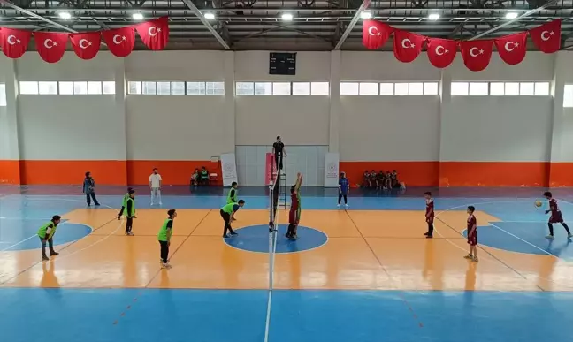 Van'ın Bahçesaray ilçesinde okullar arası voleybol turnuvası düzenlendi