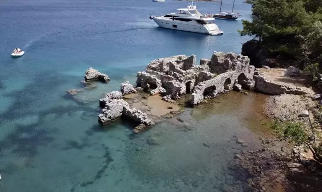 Muğla'daki Kleopatra Koyu, Tarih ve Doğayı Bir Arada Sunuyor