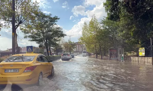 Çorlu'da Şiddetli Yağış Sonucu Cadde ve Sokaklar Suyla Kaplandı