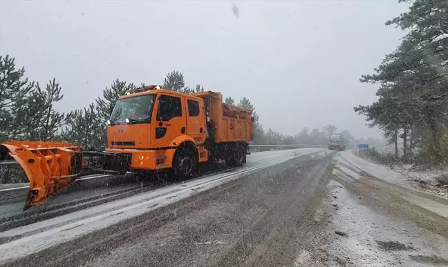 Manisa'nın Demirci İlçesinde Mevsimin İlk Karı Yağdı