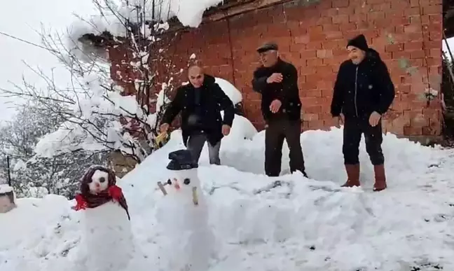 Reşadiye'de Kar Yağışı Kutlaması: Halaylar ve Kardan Adamlar